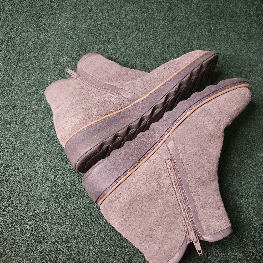 Clarks Gray/tan Suede Ankle Booties‎ 7.5